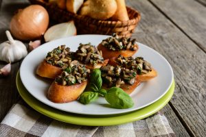 fried-baguette-slices-with-mushrooms