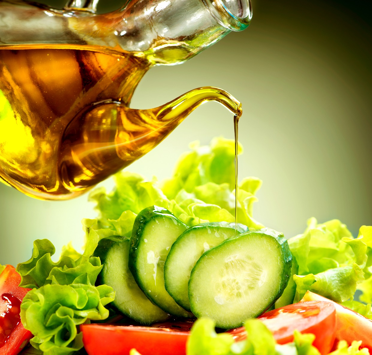 healthy-vegetable-salad-with-olive-oil-dressing