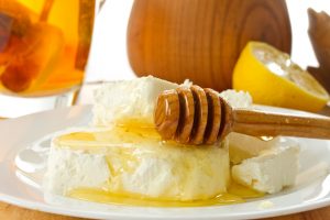 milk-cottage-cheese-with-honey