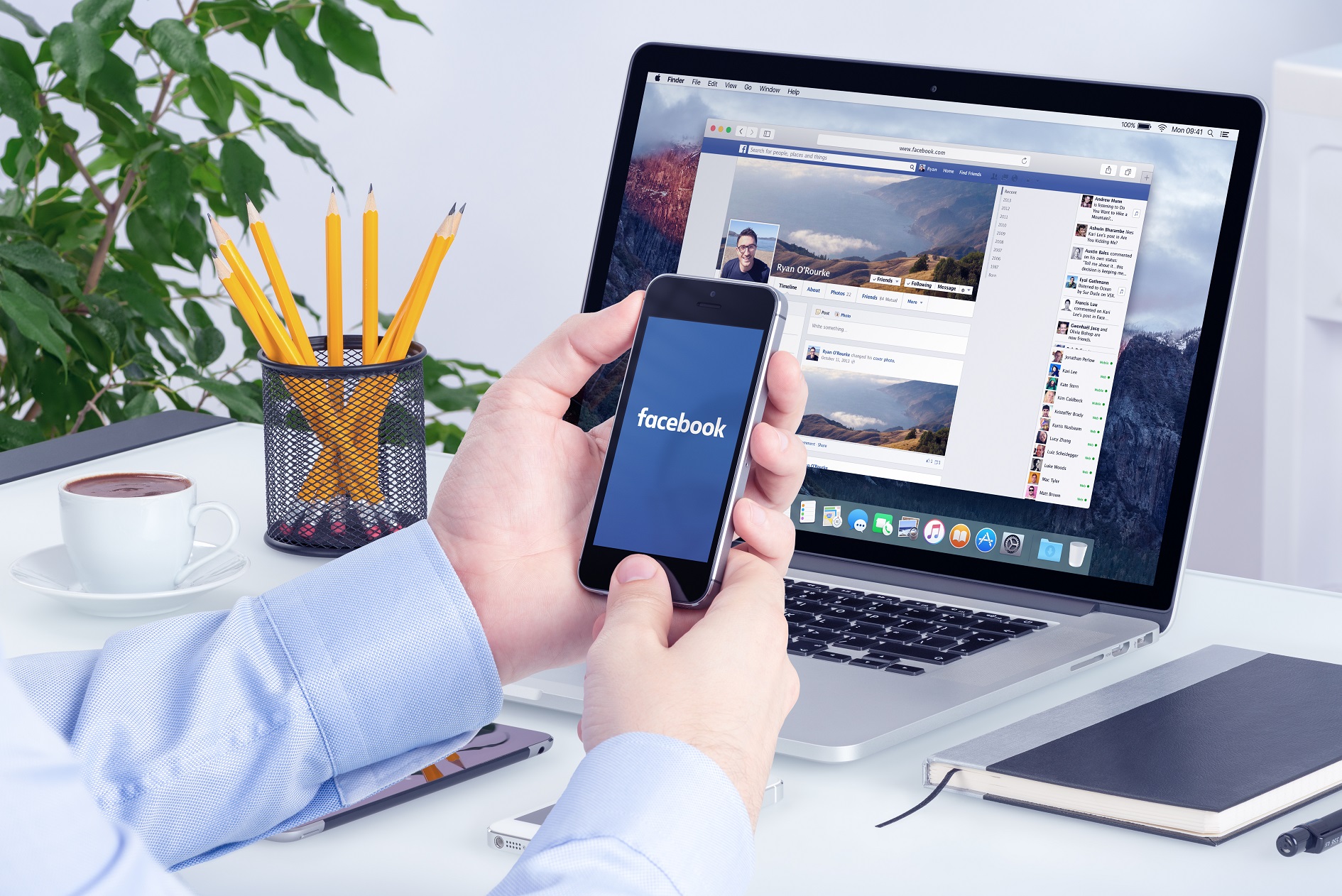facebook-app-on-the-apple-iphone-display-and-desktop-version-of-facebook-on-the-apple-macbook-pro-retina