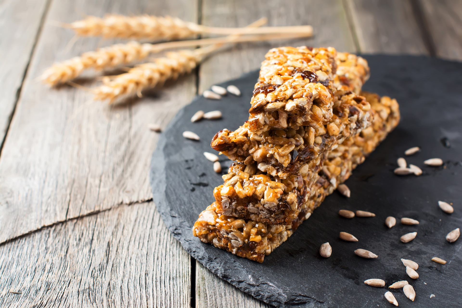 Granola bars are a gluten-free breakfast option. 