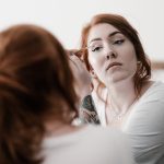 woman-eyeliner-makeup-mirror